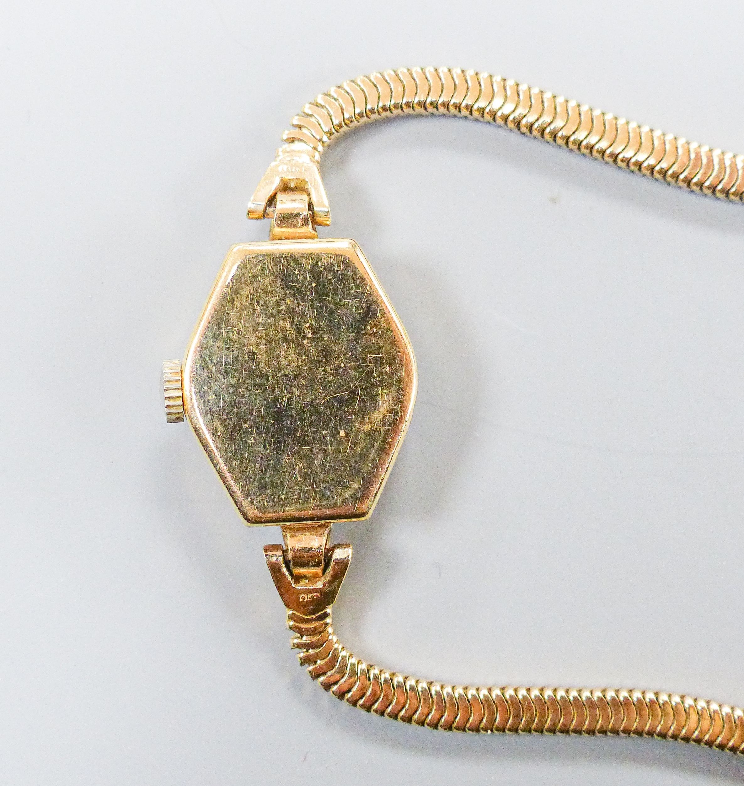 A lady's 9ct gold Vertex manual wind wristwatch on 9ct gold close flexible link bracelet, gross weight, 17.8 grams.